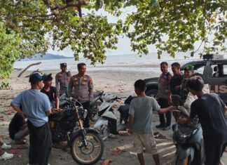 Patroli Humanis Operasi Ketupat Marano 2026, Personel Pos Pam Baras Beri Edukasi di Pantai Salukaili
