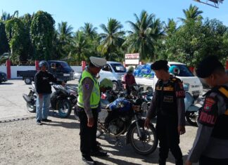 Sat Lantas Polres Pasangkayu Intensifkan Himbauan Tertib Lalu Lintas di SPBU Bulucindolo pada momen arus mudik.