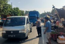 Ramai di Akhir Pekan, Polisi Hadir Amankan dan Atur Lalin di Pasar Randomayang