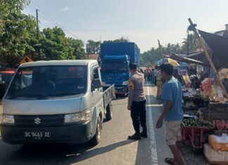 Ramai di Akhir Pekan, Polisi Hadir Amankan dan Atur Lalin di Pasar Randomayang