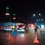 Satlantas Polres Pasangkayu Intensifkan Pengamanan Lalu Lintas di Tengah Hujan, HUT Pasangkayu ke-23 Berjalan Aman dan Lancar