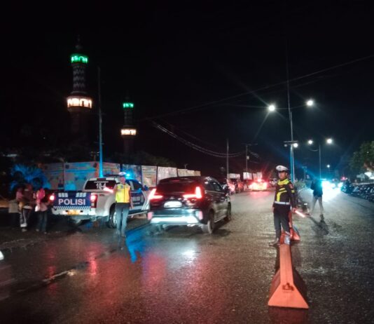 Satlantas Polres Pasangkayu Intensifkan Pengamanan Lalu Lintas di Tengah Hujan, HUT Pasangkayu ke-23 Berjalan Aman dan Lancar