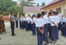 Cegah Kenakalan Remaja, Bhabinkamtibmas Sambangi SMPN 1 Bambalamotu dan Beri Edukasi Kamtibmas