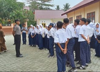 Cegah Kenakalan Remaja, Bhabinkamtibmas Sambangi SMPN 1 Bambalamotu dan Beri Edukasi Kamtibmas