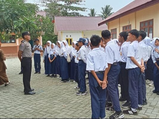 Cegah Kenakalan Remaja, Bhabinkamtibmas Sambangi SMPN 1 Bambalamotu dan Beri Edukasi Kamtibmas
