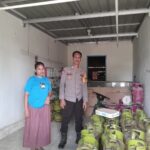 Bhabinkamtibmas Polsek Pasangkayu Turun Langsung Pantau Ketersediaan LPG 3 Kg di Desa Ako
