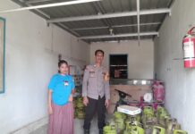 Bhabinkamtibmas Polsek Pasangkayu Turun Langsung Pantau Ketersediaan LPG 3 Kg di Desa Ako