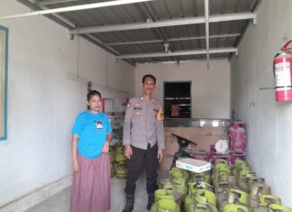 Bhabinkamtibmas Polsek Pasangkayu Turun Langsung Pantau Ketersediaan LPG 3 Kg di Desa Ako