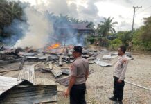 Kebakaran Hanguskan Rumah Warga di Dapurang, Kapolsek Sarudu Turun Langsung ke TKP