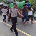 Humanis, Bhabinkamtibmas Hadir di Rumah Duka Warga dan Kawal Prosesi Pemakaman di Pasangkayu