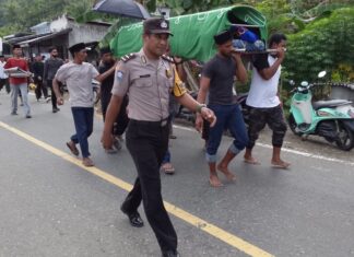 Humanis, Bhabinkamtibmas Hadir di Rumah Duka Warga dan Kawal Prosesi Pemakaman di Pasangkayu