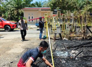 Polsek Pasangkayu Gerak Cepat Tangani Peristiwa Kebakaran 1 Unit Rumah di Dusun Salu Balo, Kecamatan Tikke Raya