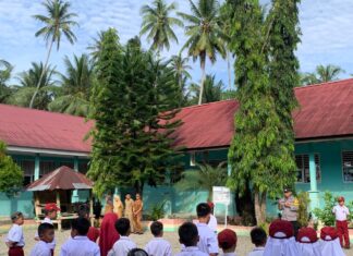 Bhabinkamtibmas Jadi Pembina Upacara di SDN Pebondo, Tanamkan Disiplin dan Pesan Kamtibmas Sejak Dini