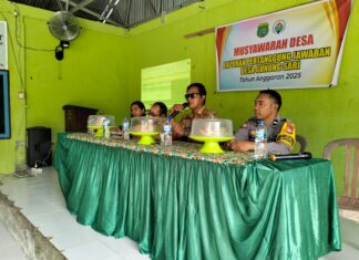 Hadiri Musdes LPPD Desa Gunung Sari, Bhabinkamtibmas Tekankan Kamtibmas dan Pengelolaan Dana Desa yang Amanah