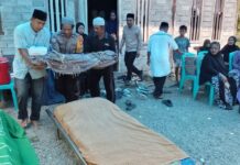 Sentuh Hati Warga, Personel Polsek Bambalamotu Hadir di Rumah Duka dan Ikut Prosesi Pemakaman