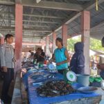 Polsek Bambalamotu Laksanakan Pengamanan dan Pemantauan Aktivitas Pasar, Harga Bahan Pokok Pasca Lebaran Terpantau Stabil