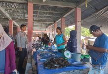 Polsek Bambalamotu Laksanakan Pengamanan dan Pemantauan Aktivitas Pasar, Harga Bahan Pokok Pasca Lebaran Terpantau Stabil