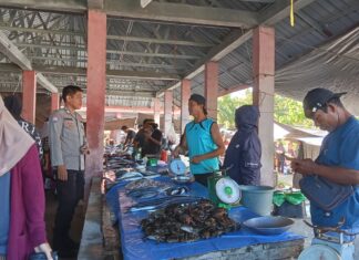 Polsek Bambalamotu Laksanakan Pengamanan dan Pemantauan Aktivitas Pasar, Harga Bahan Pokok Pasca Lebaran Terpantau Stabil