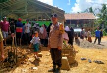 Polsek Sarudu Melayat ke Rumah Duka Warga Binaan dan Antar Almarhumah ke Pemakaman, Wujud Kepedulian Polri kepada Masyarakat