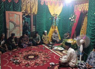 Sentuh Masyarakat Lewat Tradisi, Polsek Bambalamotu Hadiri Barzanji dan Beri Himbauan