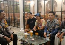 Jaga Kamtibmas, Polisi Sambangi Pemuda Desa Tikke: Jangan Nongkrong Sampai Larut!