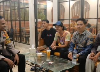 Jaga Kamtibmas, Polisi Sambangi Pemuda Desa Tikke: Jangan Nongkrong Sampai Larut!
