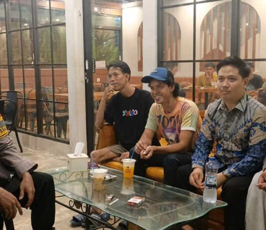 Jaga Kamtibmas, Polisi Sambangi Pemuda Desa Tikke: Jangan Nongkrong Sampai Larut!