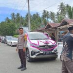 Bhabinkamtibmas Polsek Bambalamotu Amankan dan Atur Lalin Iringan Pengantin di Desa Kalola