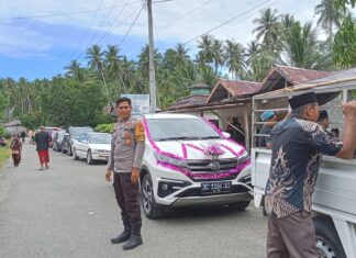 Bhabinkamtibmas Polsek Bambalamotu Amankan dan Atur Lalin Iringan Pengantin di Desa Kalola