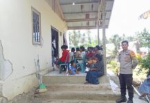 Pengamanan Ibadah Minggu, Bhabinkamtibmas Hadir Jaga Kekhusyukan Jemaat di Kalola