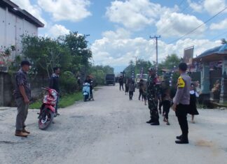 Polisi Hadir di Tengah Duka, Bhabinkamtibmas Baras Antar Warga ke Pemakaman