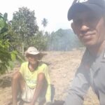 Bhabinkamtibmas Turun Langsung, Dukung Ketahanan Pangan Lewat Pengecekan Lahan Jagung Warga di Desa Ako