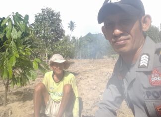 Bhabinkamtibmas Turun Langsung, Dukung Ketahanan Pangan Lewat Pengecekan Lahan Jagung Warga di Desa Ako
