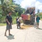 Gotong Royong Bhabinkamtibmas dan Warga, Jalan Berlubang di Lilimori Diperbaiki Demi Keselamatan