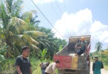 Gotong Royong Bhabinkamtibmas dan Warga, Jalan Berlubang di Lilimori Diperbaiki Demi Keselamatan