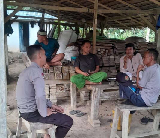 Jelang May Day, Bhabinkamtibmas Aktif Sambangi Warga dan Perkuat Kamtibmas di Desa Ako