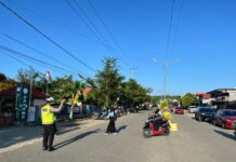 Aksi Sigap Polisi Pagi Hari! Sat Lantas Pasangkayu Turun Langsung Atur Lalu Lintas Demi Keselamatan Pelajar