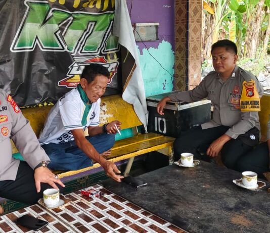 Polisi Sambangi Warga di Tikke Raya, Sampaikan Himbauan Kamtibmas Secara Humanis