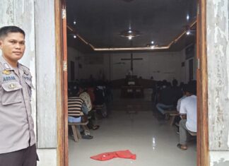 Bhabinkamtibmas Polsek Bambalamotu Hadir Beri Rasa Aman, Ibadah Minggu di Gereja BK Korps Tosonde Berjalan Khidmat