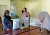 Pastikan Penyaluran Tepat Sasaran, Bhabinkamtibmas Lakukan Monitoring dan Pendampingan Bantuan Pangan di Desa Tikke