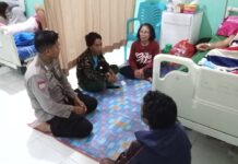 Bhabinkamtibmas Polsek Bambalamotu Tunjukkan Kepedulian, Jenguk Warga Sakit di Puskesmas