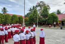 Polri Dekat dengan Pelajar, Bhabinkamtibmas Pimpin Upacara di Tikke Raya