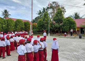 Polri Dekat dengan Pelajar, Bhabinkamtibmas Pimpin Upacara di Tikke Raya