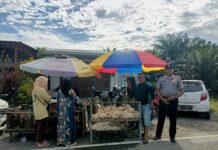 Bhabinkamtibmas Intensif Patroli di Pasar Desa Lariang, Jaga Keamanan dan Kenyamanan Warga