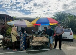 Bhabinkamtibmas Intensif Patroli di Pasar Desa Lariang, Jaga Keamanan dan Kenyamanan Warga