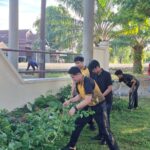 Sambut Hari Raya Idul Adha, Personel Polres Pasangkayu Gelar Kurvei Bersihkan Mako