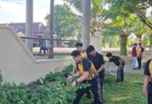 Sambut Hari Raya Idul Adha, Personel Polres Pasangkayu Gelar Kurvei Bersihkan Mako