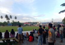 Bhabinkamtibmas Amankan Turnamen Sepak Bola Piala Kecamatan Bambalamotu Old Star 40+, Wujudkan Pertandingan Aman dan Kondusif
