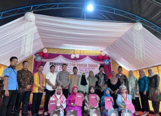 Bhabinkamtibmas Hadiri Penamatan Siswa SDN Salunggaluku, Beri Motivasi Generasi Penerus Bangsa