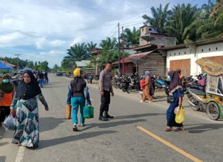 Bhabinkamtibmas Amankan Pasar Tradisional dan Atur Lalu Lintas, Warga Merasa Lebih Nyaman Beraktivitas